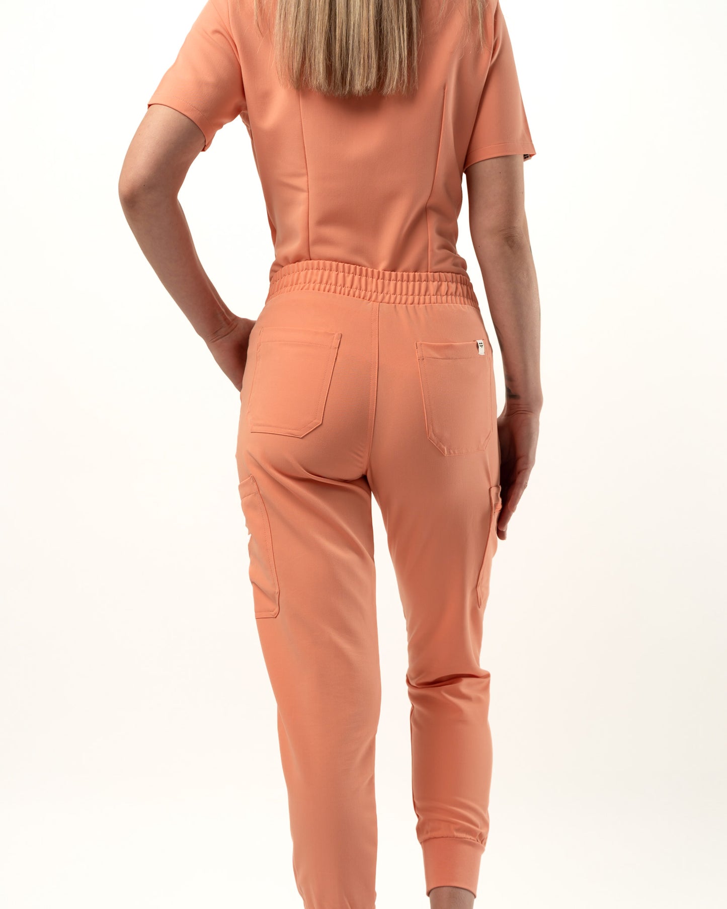Pantalon d'uniforme Lisa style jogger CP Vêtements Rose pêche derrière