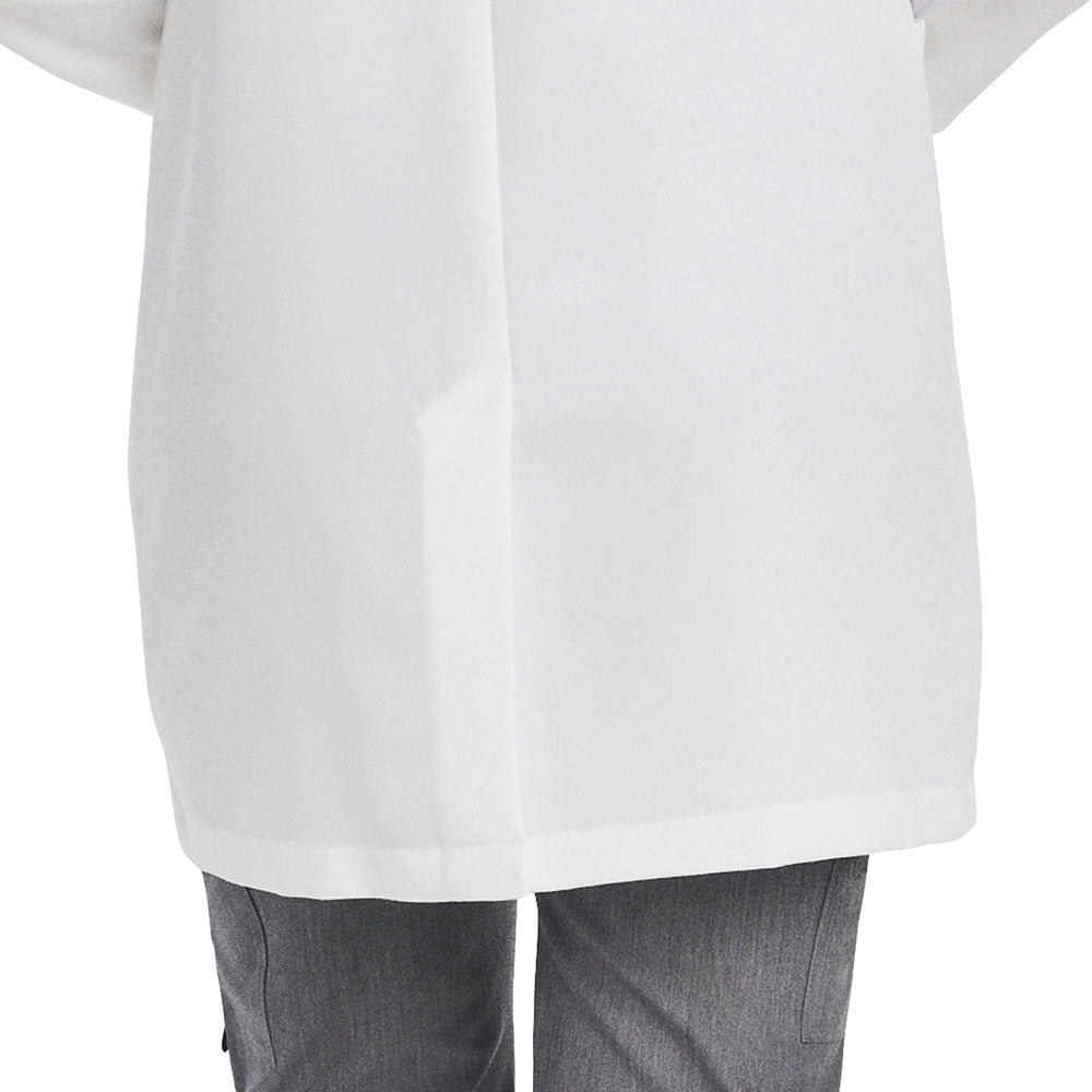 Ce haut d'uniforme col en V de style athlétique White Cross se compare au confort d'un vêtement sportif vous donne le style professionnel médical dont vous avez de besoin.