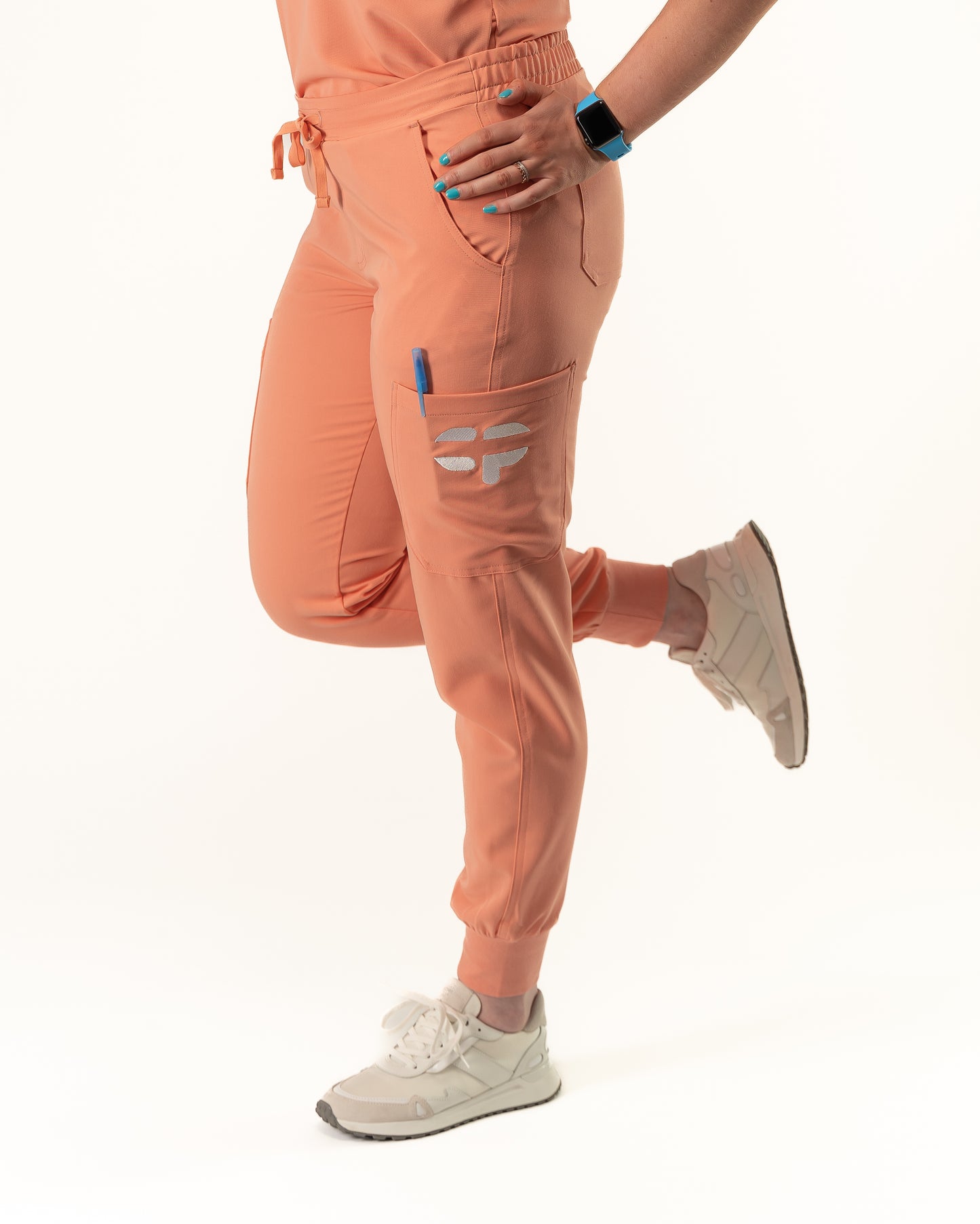 Pantalon d'uniforme Lisa style jogger CP Vêtements Rose pêche côté